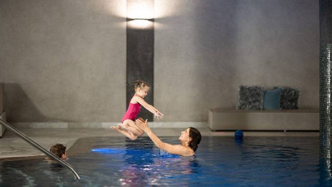 Wasserspaß im Familienhotel mit Pool in Südtirol Wasserspaß im Familienhotel mit Pool in Südtirol