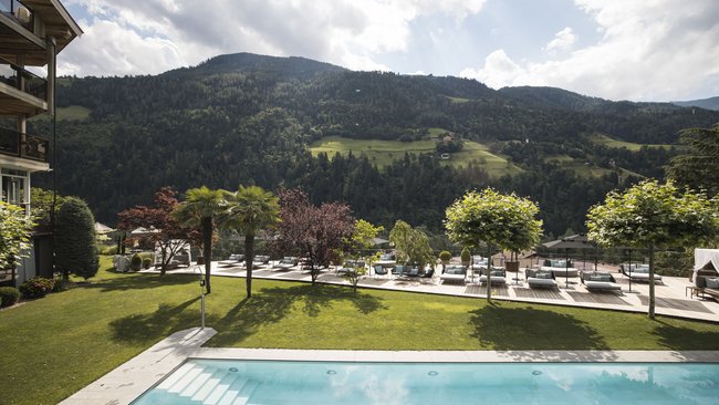 Aquatic fun at the family hotel with a pool in South Tyrol