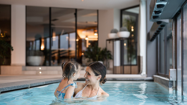 Wasserspaß im Familienhotel mit Pool in Südtirol Wasserspaß im Familienhotel mit Pool in Südtirol